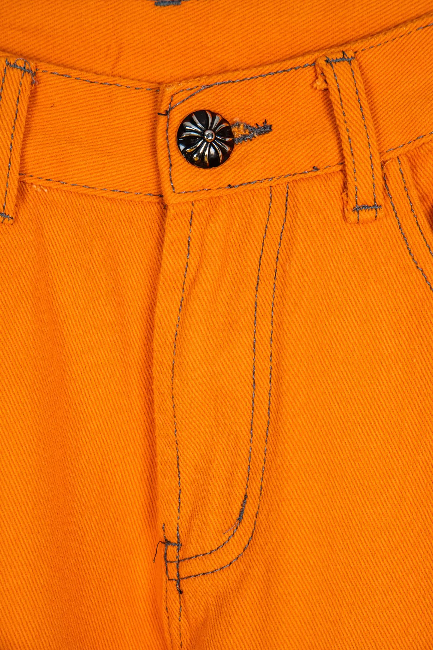 P260 top version Chrome Hearts Orange Cow King patch leather flared jeans 🌞It can be called the most summery style of Chrome Hearts. The vibrant orange is the unique and passionate color of summer. Wearing it, it seems to bring sunshine and dazzling dazzling.  These pants are modified based on Levi's genuine American-made 90 second-hand soleplates, and the quality is guaranteed. The sterling silver hardware accessories are full of texture and reflect fine light as the body moves, giving it a high-end feel. The lambskin leather craftsmanship is exquisite, the soft leather collides with the tough denim, and the design is full of sense.  The bell-bottom style is retro and fashionable. It not only modifies the shape of the legs, but also makes you walk with wind and full aura. Whether paired with a simple white T-shirt or a personalized short top, you can easily create an exclusive trendy look.  🔶The unique orange color stands out among the crowd of jeans and easily becomes the focus of your outfit.  Size covers M-XXL (corresponding to sizes 30-36),